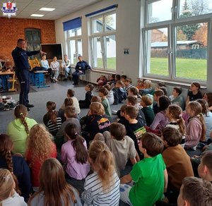 policjant na spotkaniu z uczniami