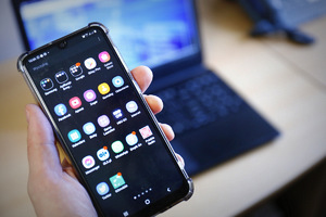 trzymany w ręku smartfon