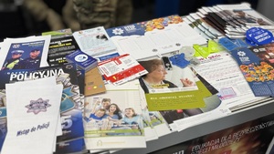 policyjne ulotki na stole na Targach Służby Więziennej Lublin 2025.