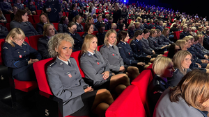 W lożach w Centrum Spotkania Kultur w Lublinie policjantki ubrane w mundur oglądają galę.