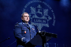 Komendant Wojewódzki Policji w Lublinie inspektor Tomasz Gil dziękuje funkcjonariuszkom za służbę.