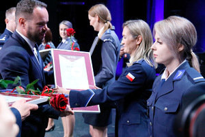 Wojewoda Lubelski Krzysztof Komorski wręcza wyróżnienie policjantce.