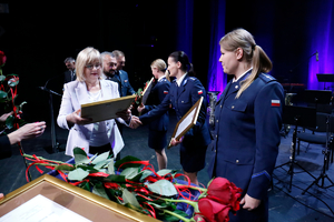 Pan Jarosław Kwasek Członek Zarządu Województwa Lubelskiego oraz Pani Beata Stepaniuk-Kuśmierzak Zastępca Prezydenta Miasta Lublin wręczają wyróżnienia policjantkom.