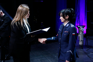 Zastępca Prezydenta Miasta Lublin Pani Beata Stepaniuk-Kuśmierzak wręcza wyróżnienia policjantkom.