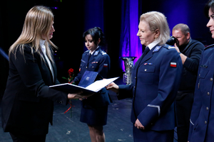 Zastępca Prezydenta Miasta Lublin Pani Beata Stepaniuk-Kuśmierzak wręcza wyróżnienia policjantkom.