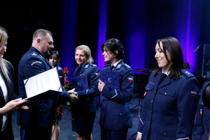Komendant inspektor Tomasz Gil gratuluje policjantkom.