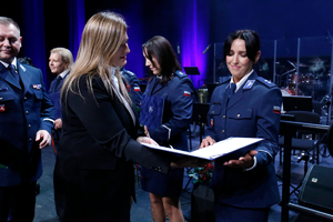 Zastępca Prezydenta Miasta Lublin Pani Beata Stepaniuk-Kuśmierzak wręcza wyróżnienia policjantkom.