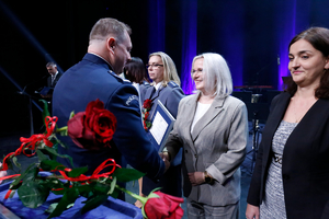 Komendant inspektor Tomasz Gil gratuluje wyróżnionym policjantkom.