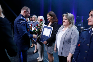 Komendant inspektor Tomasz Gil gratuluje wyróżnionym kobietom pracującym w policji..