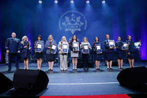 Wspólne zdjęcie Komendanta Wojewódzkiego policji w Lublinie z wyróżnionymi policjantkami.