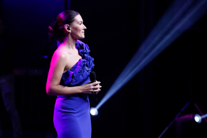 Wokalistka Wilk Natalia śpiewa podczas gali.