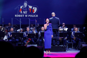 Wokalistka Wilk Natalia śpiewa podczas gali.