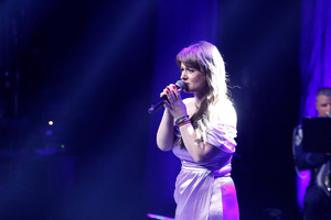 Wokalistka Agnieszka Wiechnik śpiewa podczas gali.