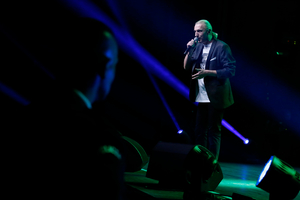 Wokalista Piotr Selim śpiewa podczas gali.