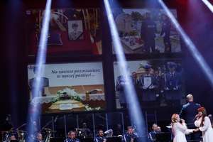 Wokalistki Agnieszka Wiechnik oraz Hania Kukuszka śpiewają podczas gali.