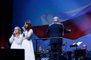 Wokalistki Agnieszka Wiechnik oraz Hania Kukuszka śpiewają podczas gali.