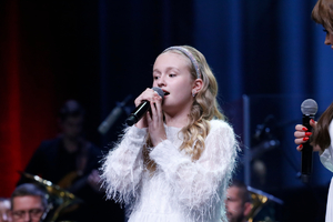 WokalistkA Hania Kukuszka śpiewają podczas gali.