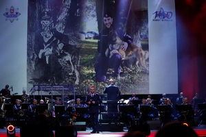 aspirant sztabowy Robert Okoń śpiewa piosenkę podczas gali.