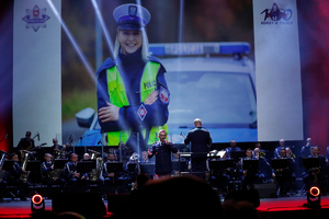 aspirant sztabowy Robert Okoń śpiewa piosenkę podczas gali.