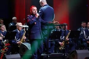 Policjant spirant Paweł Cieliczko śpiewa piosenkę podczas gali.