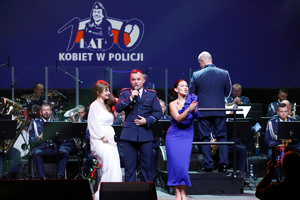 Policjant spirant Paweł Cieliczko śpiewa piosenkę podczas gali.