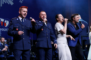 Na zakończenie gali wszyscy wokaliści śpiewają razem na scenie.