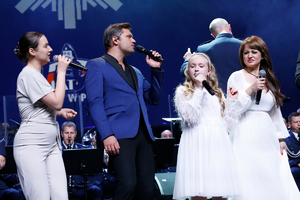 Na zakończenie gali wszyscy wokaliści śpiewają razem na scenie.