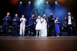 Na zakończenie gali wszyscy wokaliści śpiewają razem na scenie.