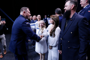 Inspektor Tomasz Gil dziękuje Agnieszce Wiechnik za występ.