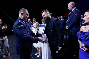 Inspektor Tomasz Gil dziękuje Konradowi Baumowi za występ.