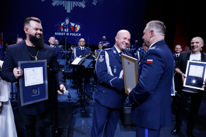 Inspektor Tomasz Gil dziękuje orkiestrze policyjnej za występ.