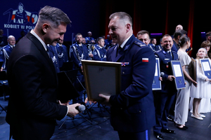 Inspektor Tomasz Gil dziękuje Łukaszowi Borkowskiemu za prowadzenie gali.