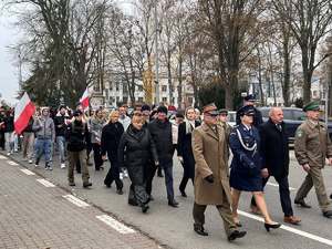 Marsz Niepodległości, który przeszedł ulicami Hrubieszowa wraz z przedstawicielami służb, w tym Policji