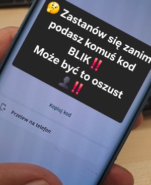 grafika przedstawiająca smarfon z ostrzeżeniem o oszustwach na kody Blik.
