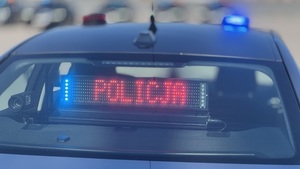 policyjny radiowóz nieoznakowany z włączonymi sygnałami błyskowymi