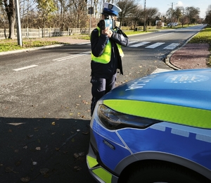 policjantka z urządzeniem do pomiaru prędkości