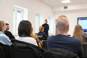 umundurowany policjant przemawia do studentów