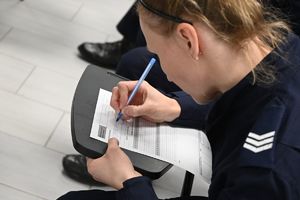 policjantka uzupełnia tabelę na kartce