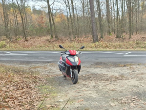 motorower na poboczu drogi