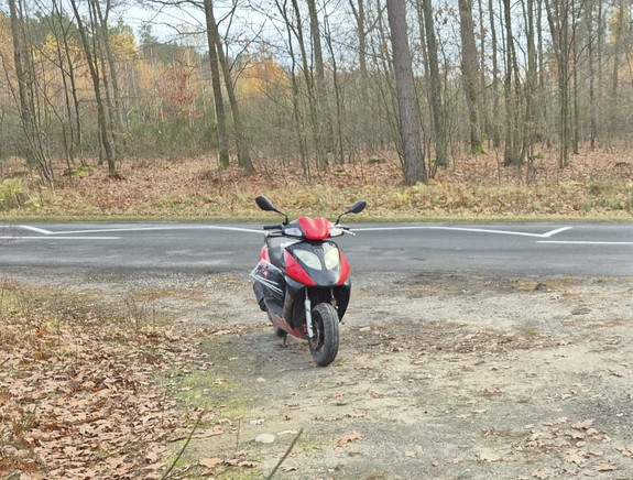 motorower na poboczu drogi