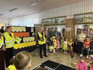 policjanci i dzieci z odbalskami