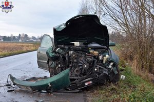 rozbity przód pojazdu po wypadku