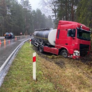 ciężarówka w rowie