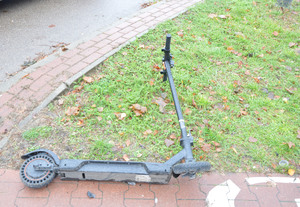 zdjęcie hulajnogi elektrycznej biorącej udział w zdarzeniu drogowym