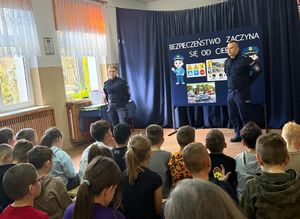 spotkanie policjantów z uczniami podstawówki
