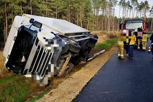 wywrócona ciężarówka