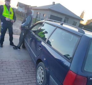 zatrzymany kierowca, policjant, samochód