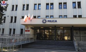 wejście do budynku komendy Policji w Zamościu