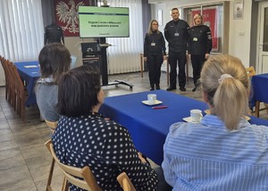 uczestnicy ćwiczeń z policjantami