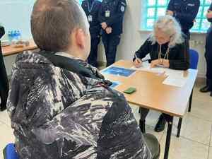 uczestnicy ćwiczeń z policjantami